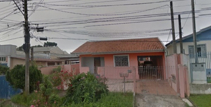 Terreno com 384m² contendo uma casa - Rua Borrazópolis nº 419 - bairro Xaxim - Curitiba.